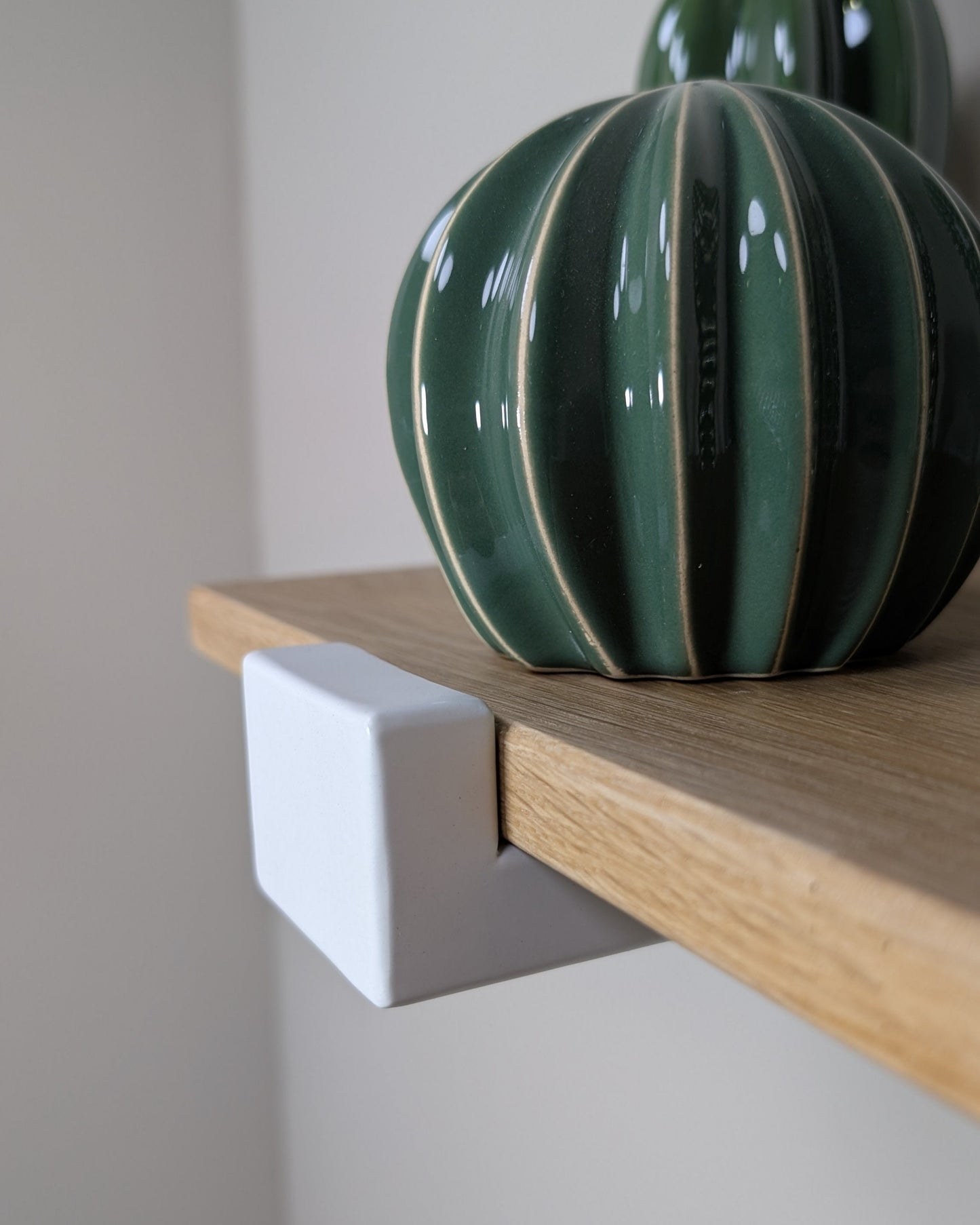 Estante Industrial de Pared con un solo apoyo en roble Macizo y acero